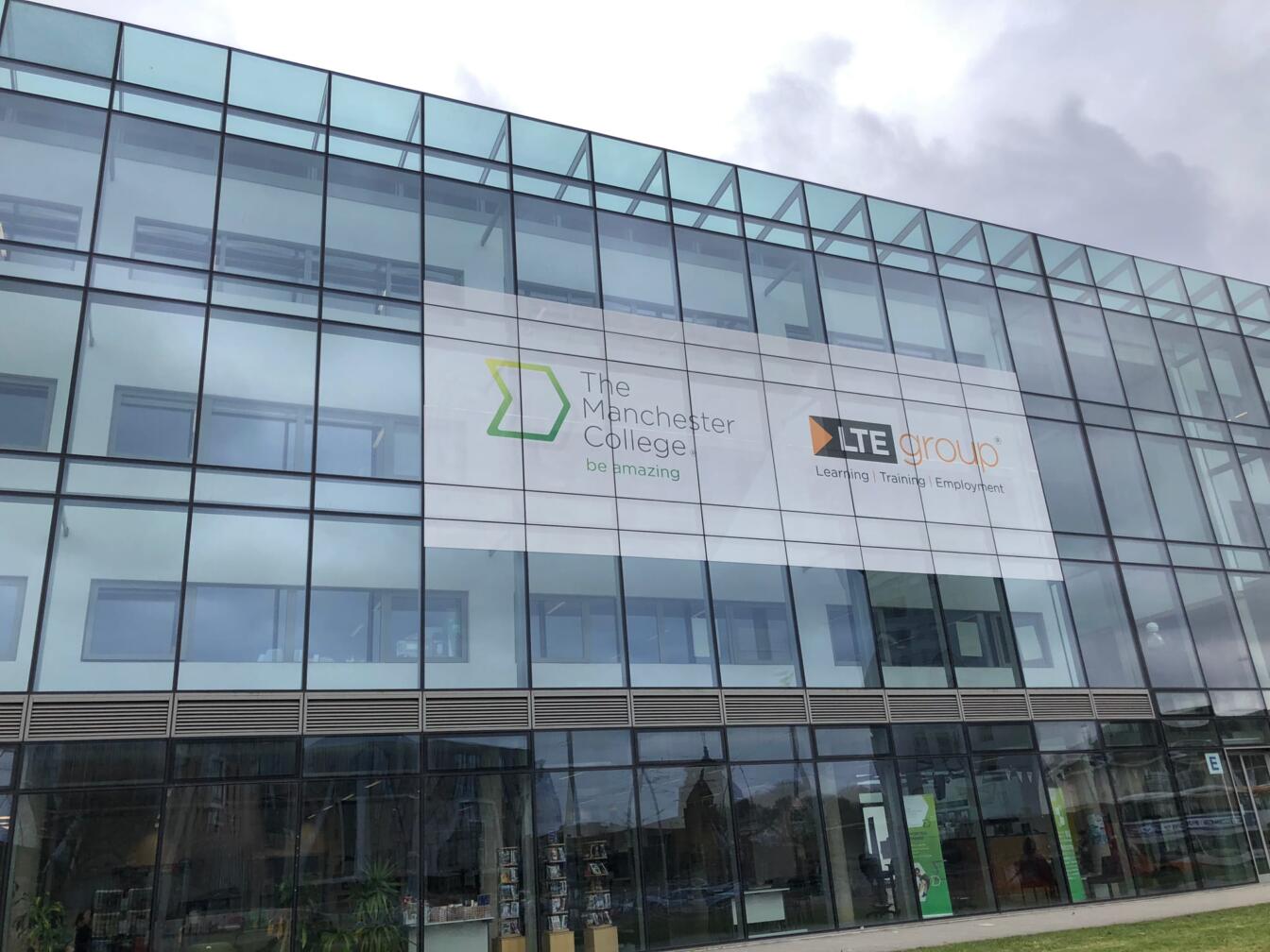 https://www.elitesignsolutions.co.uk/wp-content/uploads/2020/03/window-lettering-and-manifestations-9.jpeg