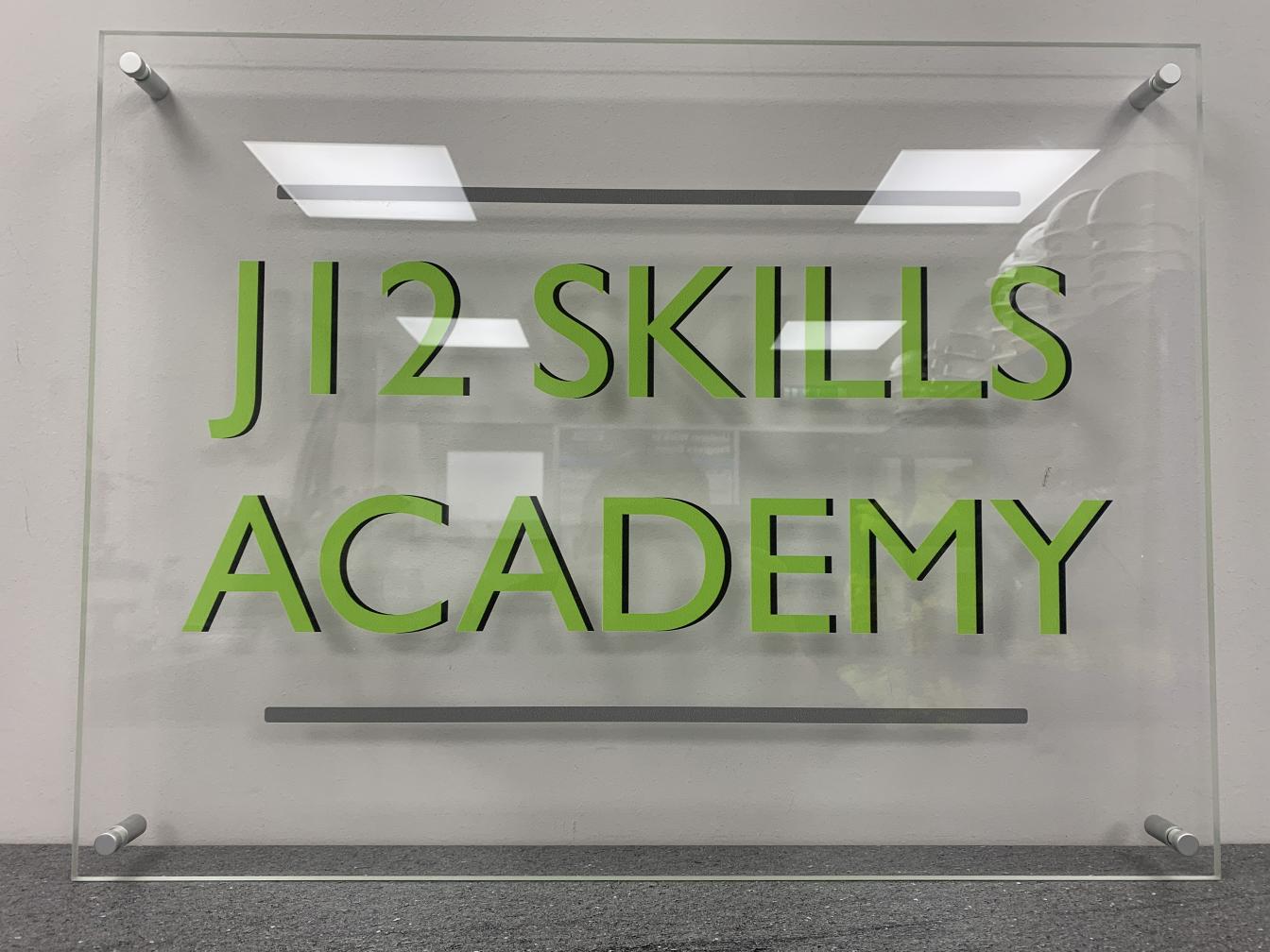 https://www.elitesignsolutions.co.uk/wp-content/uploads/2022/03/Training-Acrylic-Sign.jpg